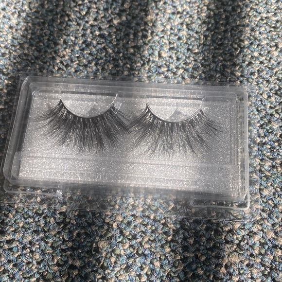 Lashes - Picture 13 of 16